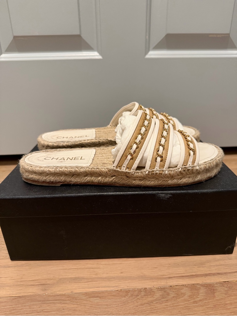 CHANEL White and Tan Espadrille Slide Sandals with Gold Chain Trim - Picture 5 of 7